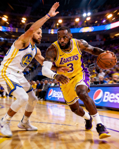 NBA常规赛湖人队与勇士队比赛中，詹姆斯突破上篮，库里防守的精彩瞬间