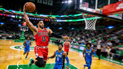 NBA常规赛凯尔特人对阵篮网比赛中，塔图姆投篮的瞬间