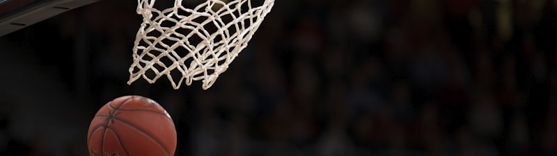 NBA季后赛金州勇士与波士顿凯尔特人比赛中，库里投篮瞬间